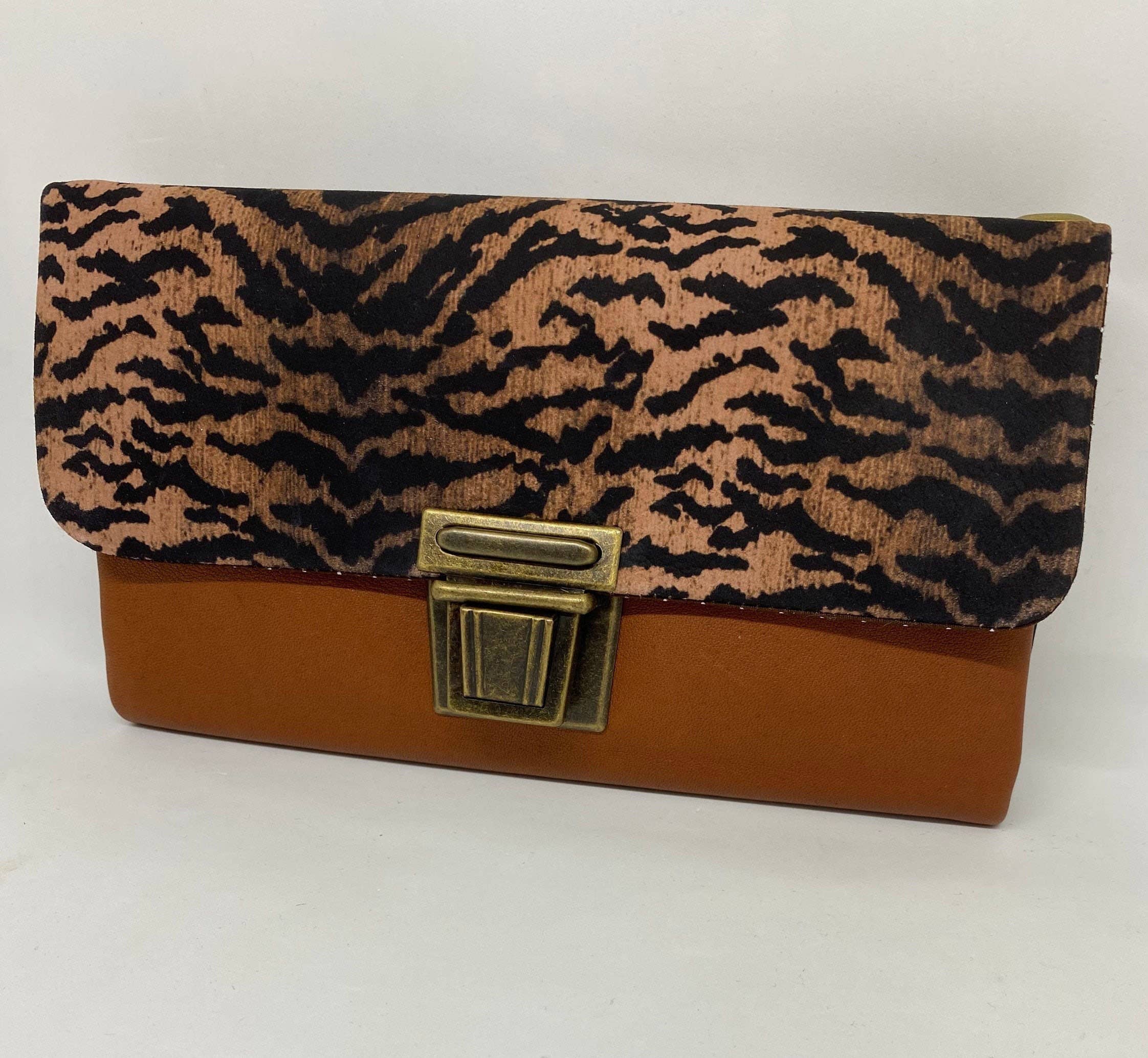 Frau Schmetterling - Wholesale Crossbody Bag - Women's - Genuine leather crossbody purse with RFID Blocker mobile phone pocket3