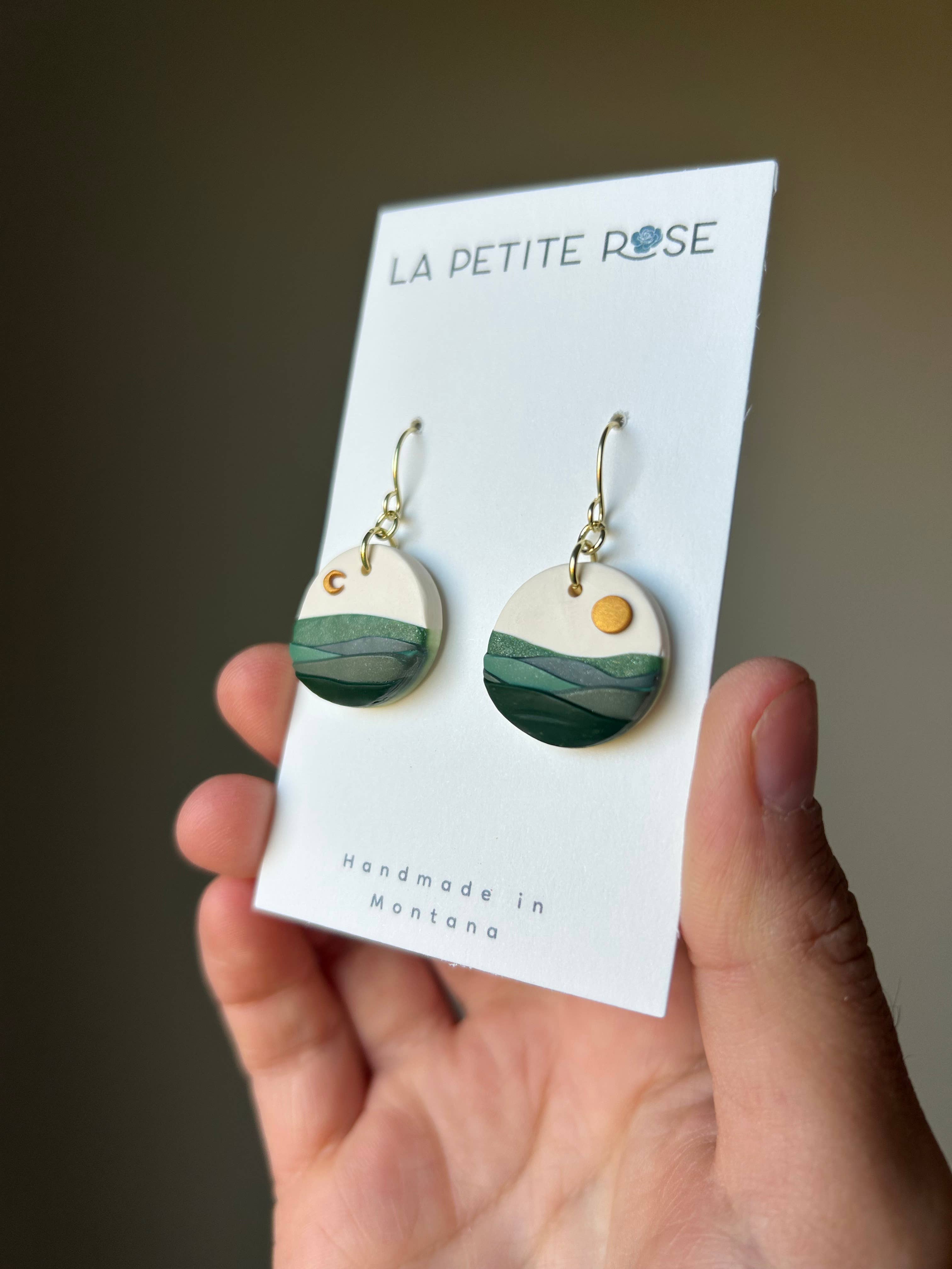 La Petite Rose LLC - Vente Boucles d'oreilles pendantes - Boucles d'oreilles en argile paysage montagne céleste, pendants paysage soleil lune en argile, pendants soleil lune.1