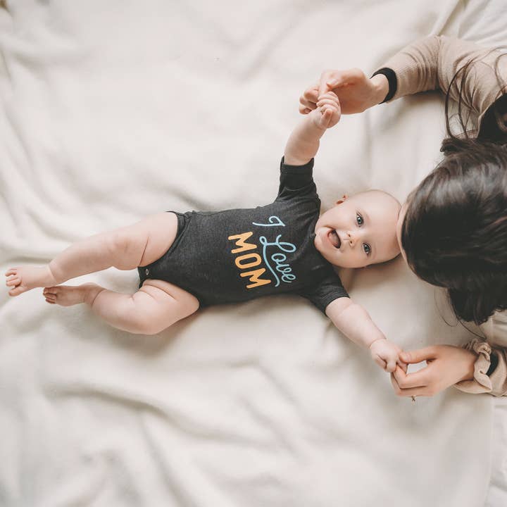 Sweetpea and Co. – Engroshandel Bodysuit - Baby – I Love Mom baby onesie, mors dag gave, babytøj5