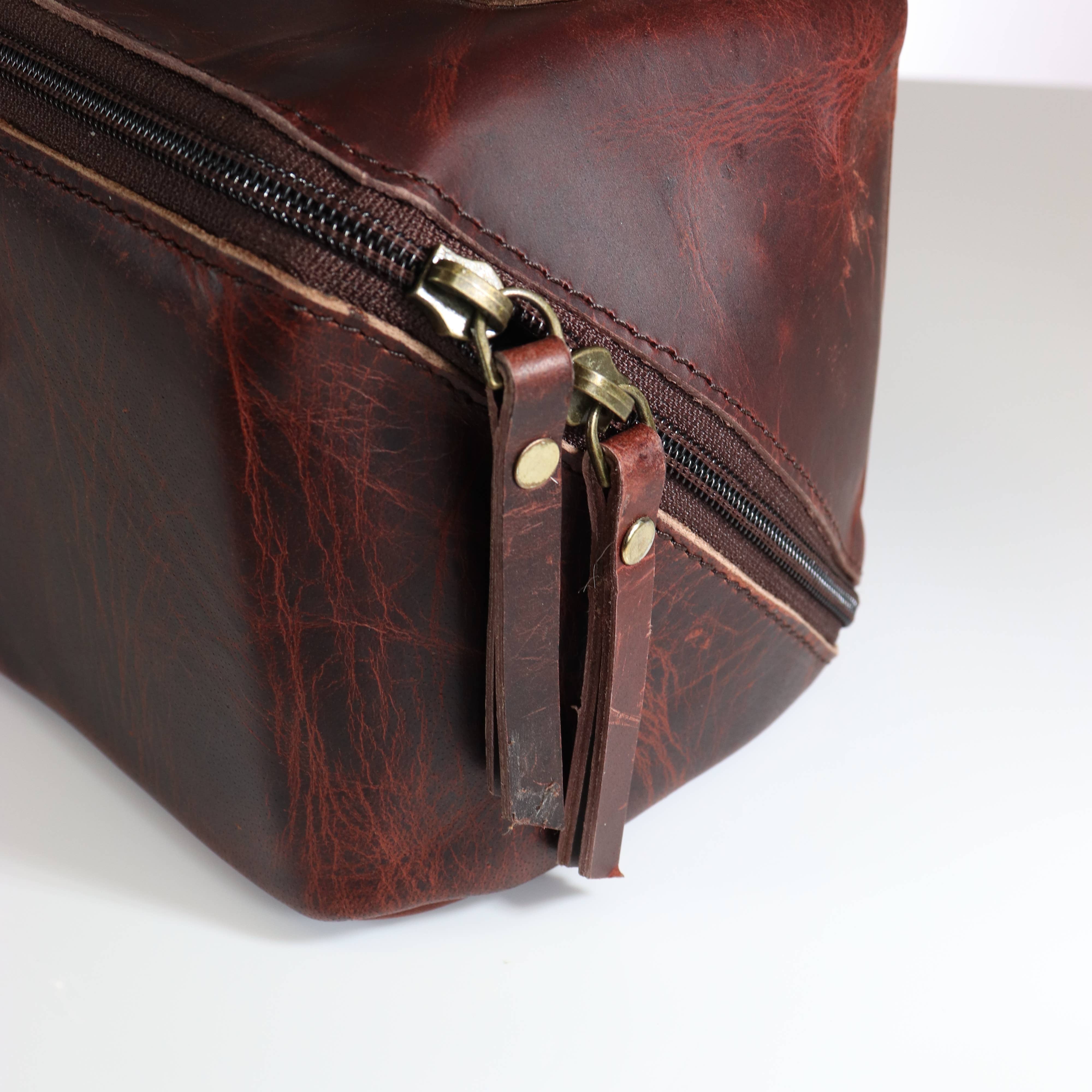 Monster Sporting Gifts – wholesale Toiletry bag – Unisex – Snaffle Bit Leather Washbag4