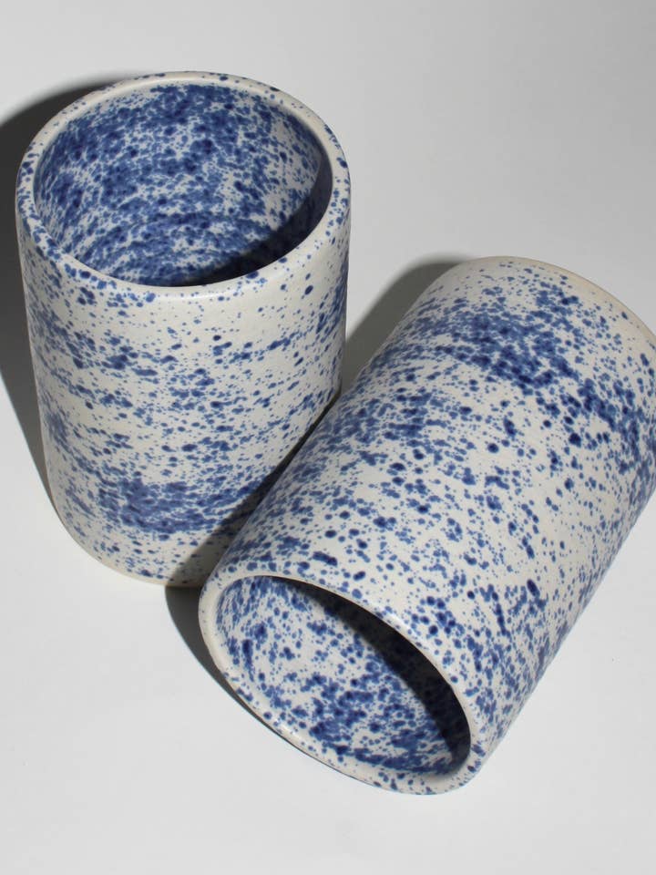 Tazza in ceramica fatta a mano - Blue Speckle per la vendita all'ingrosso da parte di Natalya Jane Ceramics