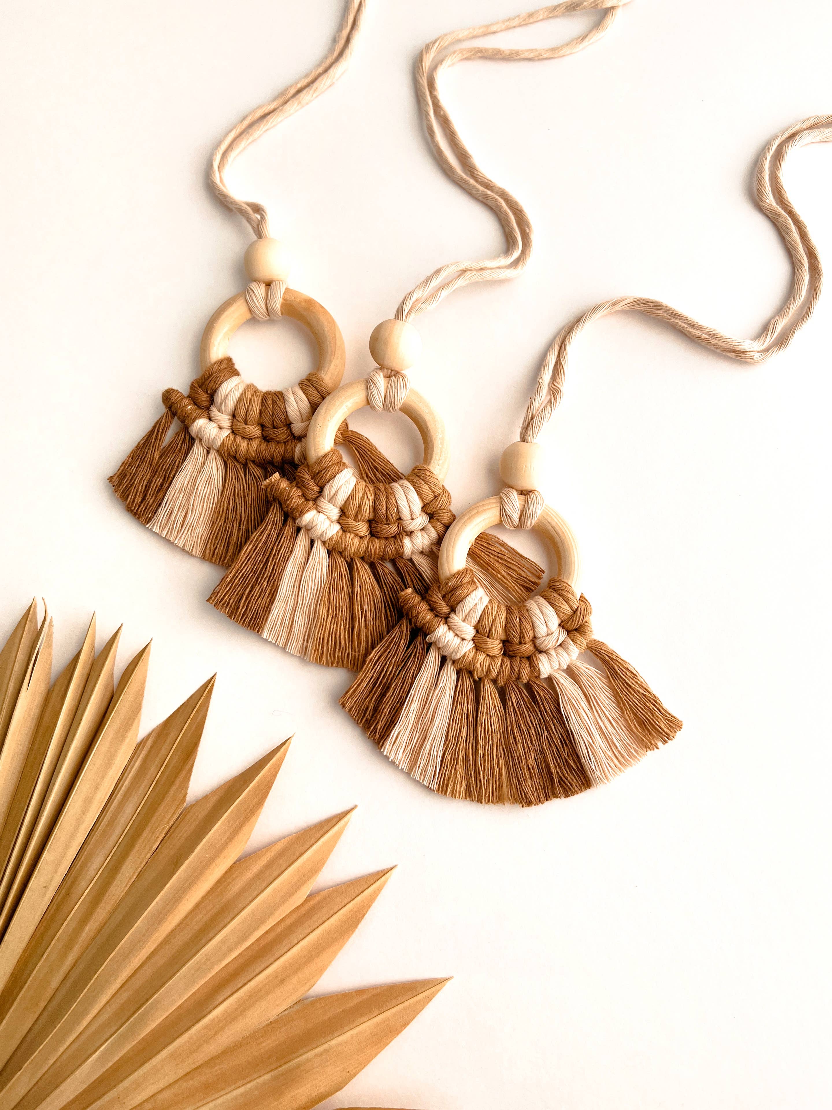 Meraki The Studio Co. – Engroshandel Dekorativ bilamulet – unisex – Macrame Bil Charm Diffuser | Bakspejl bøjle3