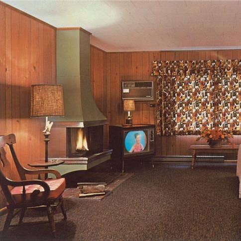 Kunsttryk MR-65 Rum med Pejs og TV for engroshandel hos Found Image Press