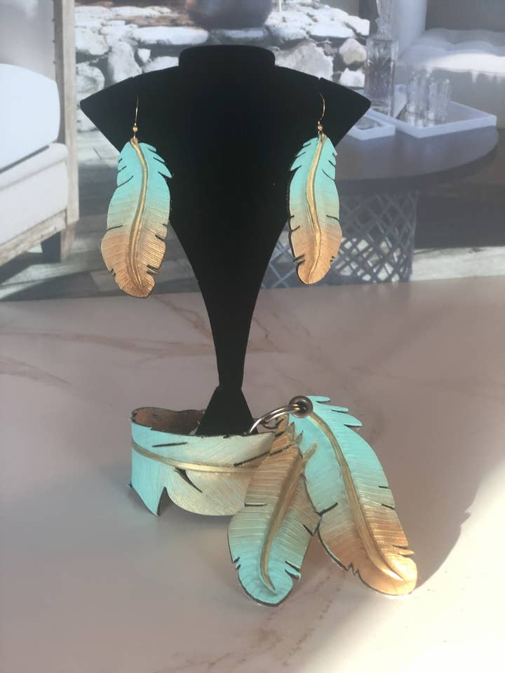 Brincos de Pena de Couro em Azul Claro e Dourado por atacado de AnH Silvertip Designs