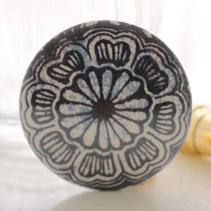 Bella daisy pocket mirror for wholesale by Sabrina Trefle