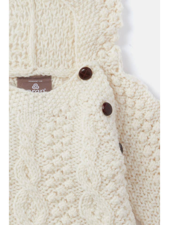 Aran Woollen Mills - Venta al por mayor Jersey de punto - Bebés - Suéter de lana Aran para bebé Shepley con capucha - Crema3