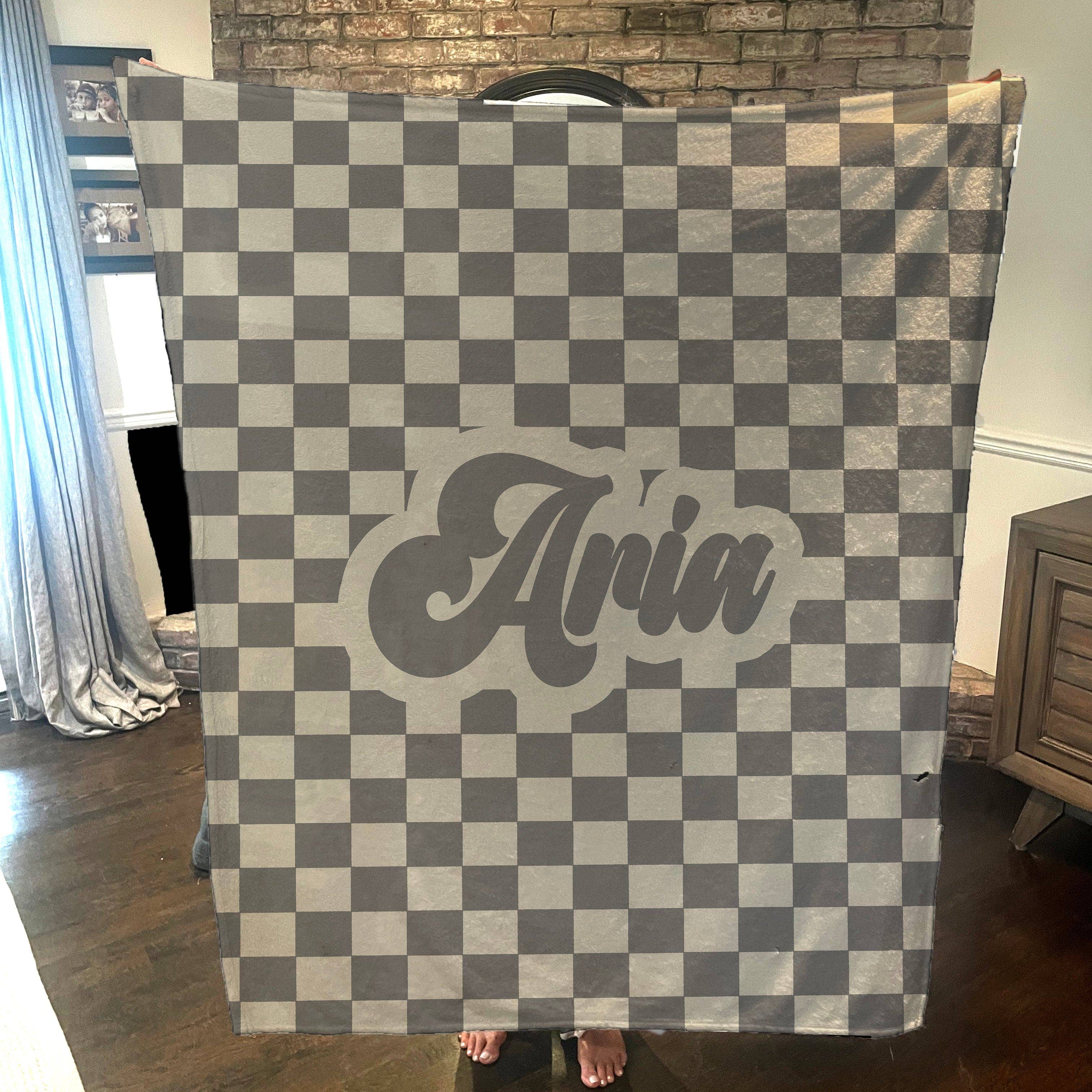 Monogramonline Inc. – wholesale Throw blanket – Retro Checkers name blanket - Available in 16 colors - Personalized with a name - the perfect gift2