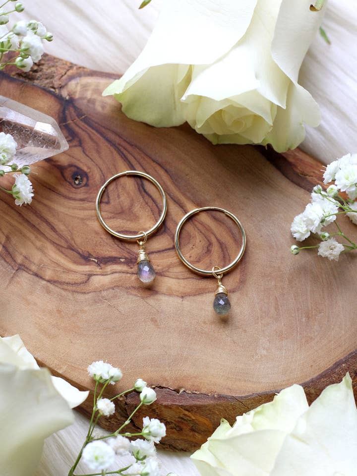 Labradorit-Babycreolen {Gold oder Silber} für den Großhandel von Malabella Jewels