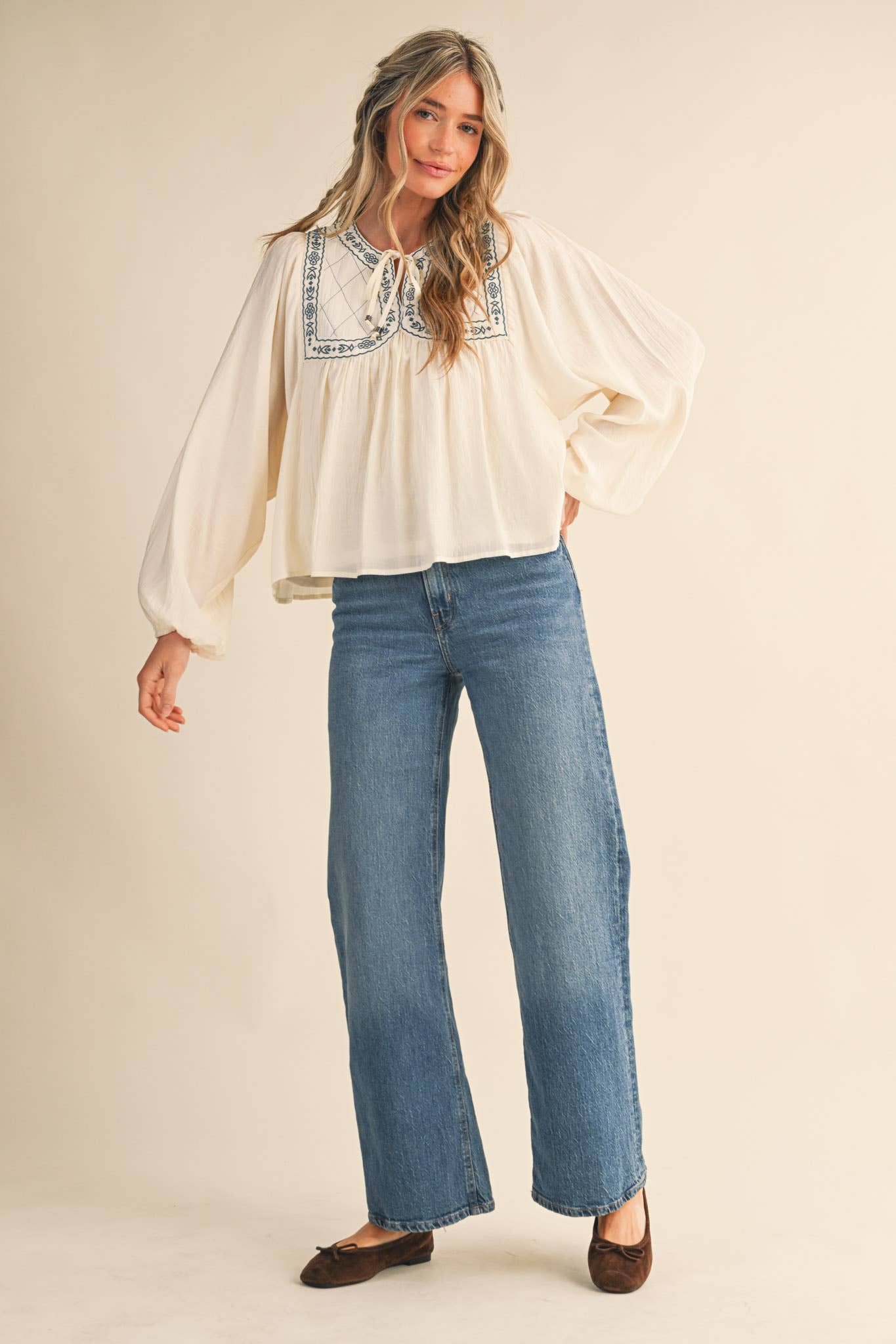 &MERCI - Vendita all'ingrosso Camicetta - Donna - Blusa con maniche a palloncino e rifiniture ricamate MTP422324