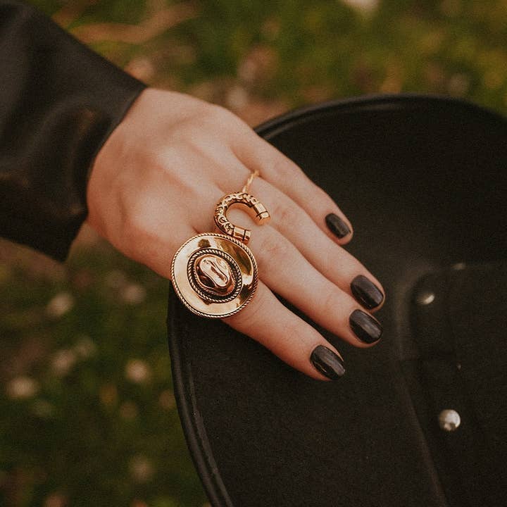 Mysticum Luna – wholesale Cocktail/statement ring – Lucky Charm Horseshoe Ring Gold2