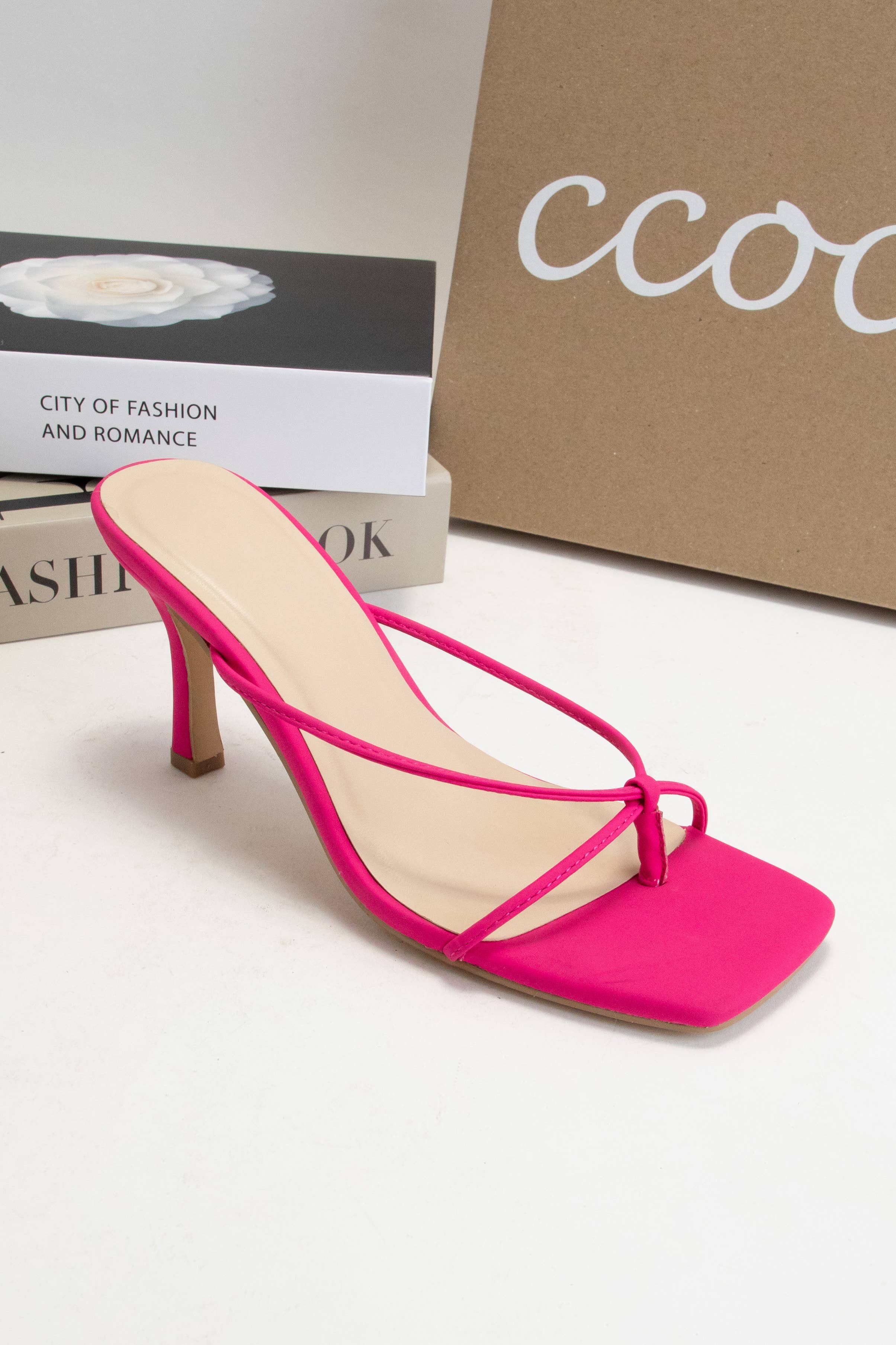 CCOCCI - Vente Chaussures à petit talon – femme - TALONS À ENFILER POUR CHATON, STYLE STRING À FINES BRETELLES EN FORME DE COLOMBE8