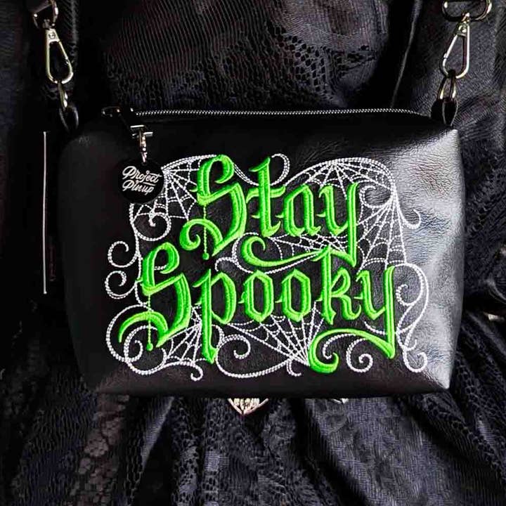 Schwarz und Limettengrün Bleib Gruselig Bestickte Kleine Umhängetasche – Handgefertigt, Veganes Leder, Gunmetall-Beschläge für den Großhandel von Project Pinup