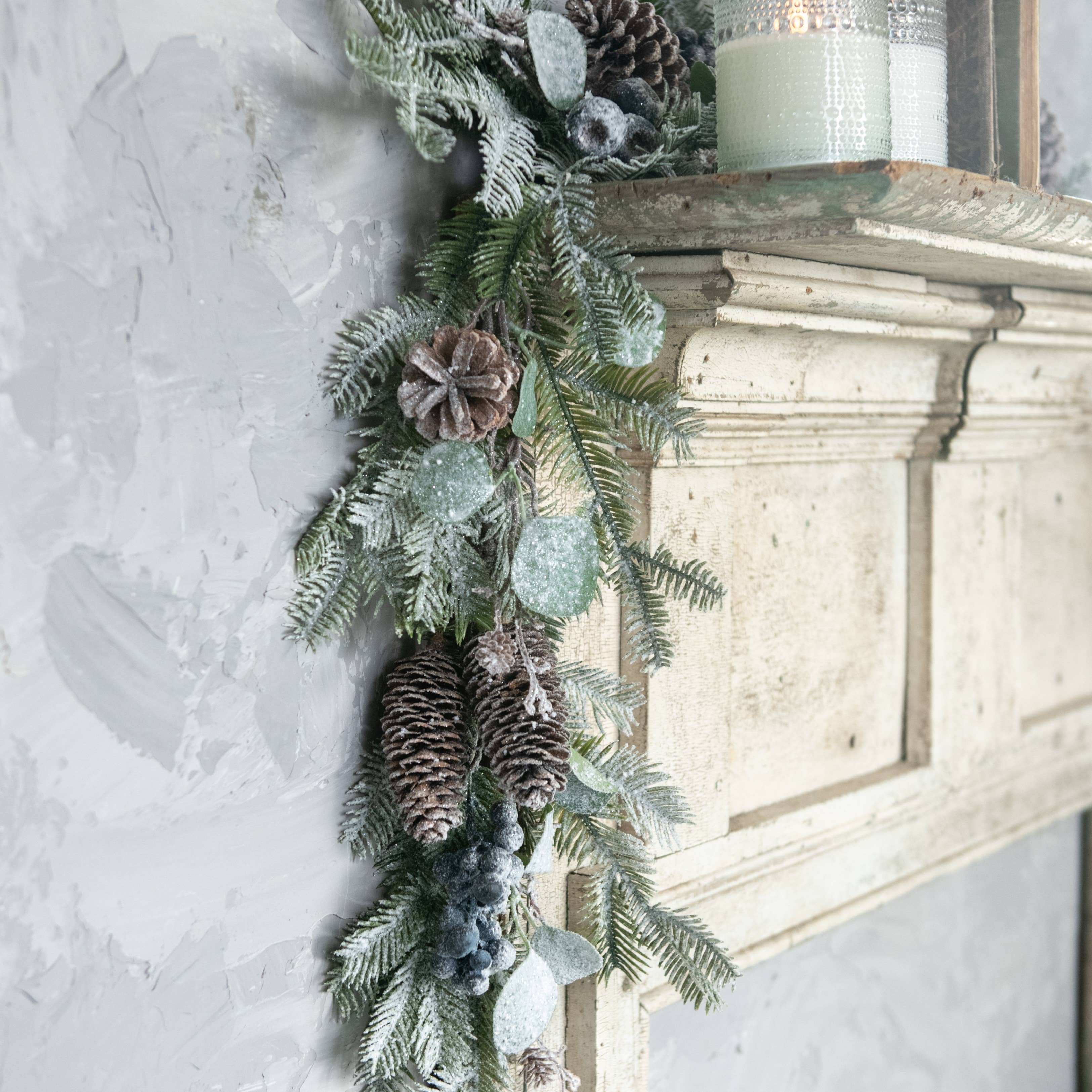 Ragon House - Vente Fanion/guirlande - Guirlande de 1,5 m en eucalyptus enneigé et pin avec baies bleues1