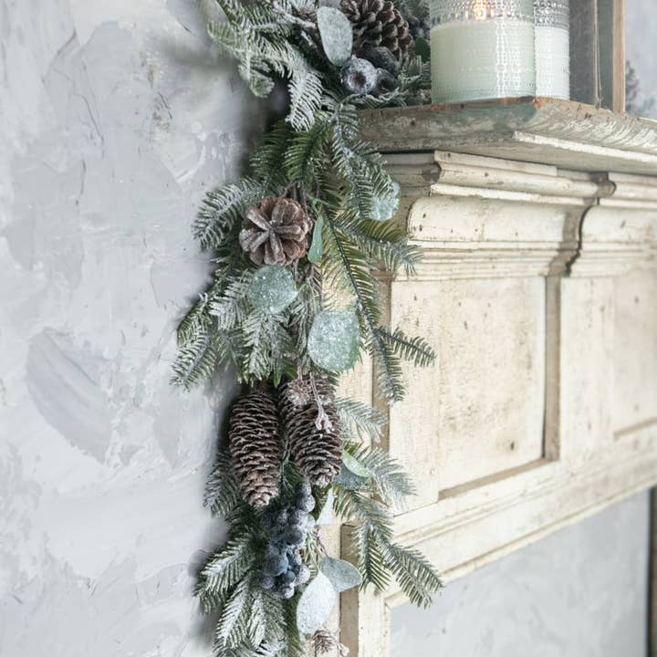 Ragon House - Vente Fanion/guirlande - Guirlande de 1,5 m en eucalyptus enneigé et pin avec baies bleues1