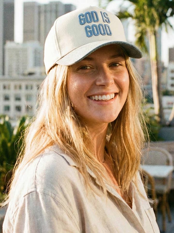 C.C DIEU EST BON Lettre brodée Casquette trucker bicolore pour la vente par Hana