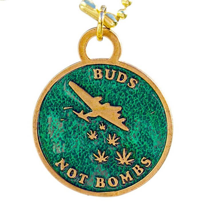 Collana Buds Not Bombs High Flyer O.G. smaltata verde su catena a sfere in ottone lucido per la vendita all'ingrosso da parte di From War to Peace