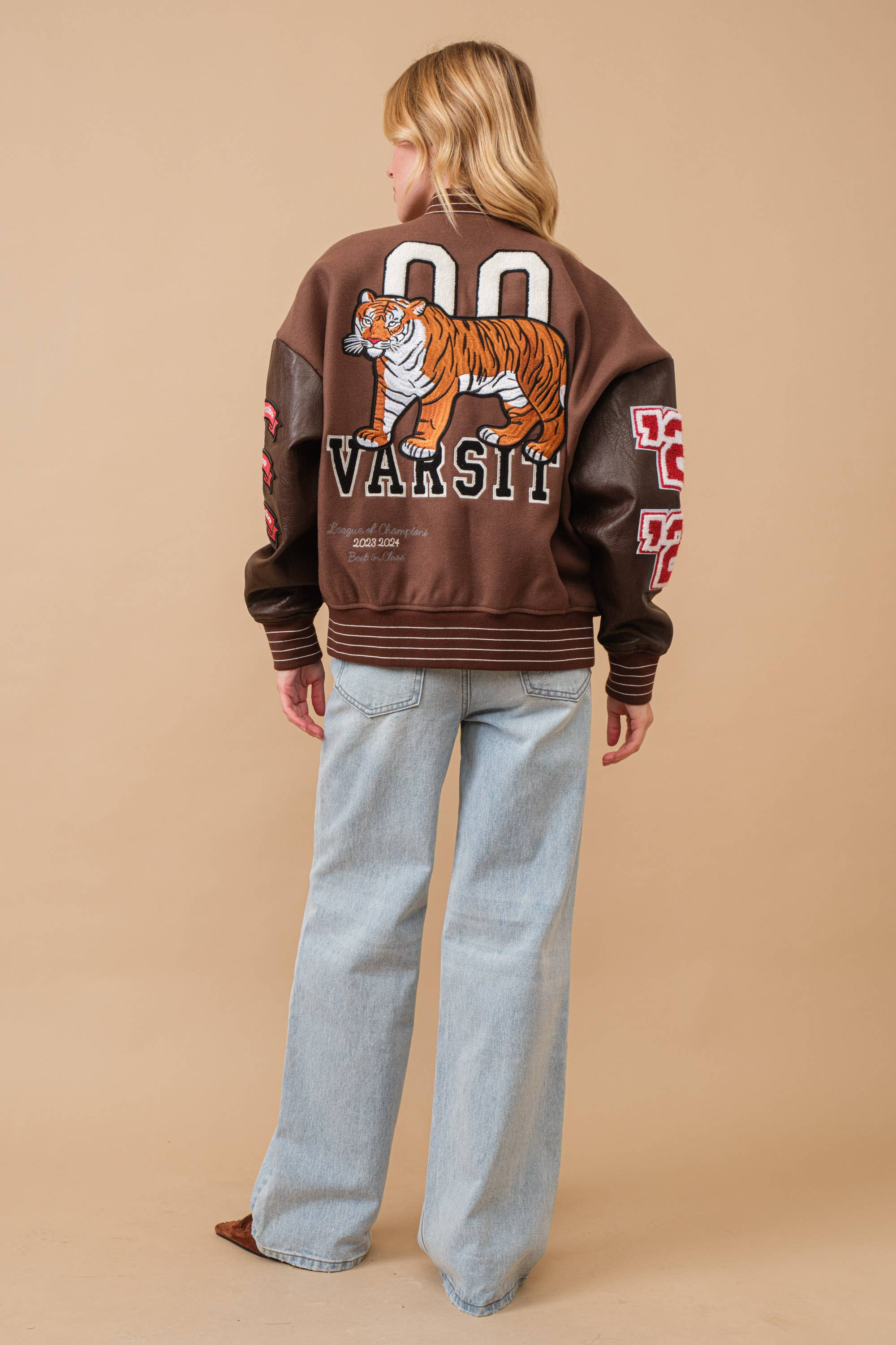 Blue B – wholesale Varsity- och baseballjackor – Dam – 50076J Bouclé-patchar med konstläder Letterman varsityjacka7