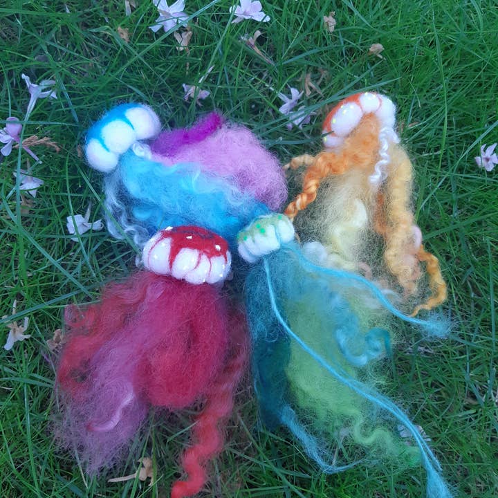 Medusa infeltrita con ago da appendere per la vendita all'ingrosso da parte di Coastal Felting