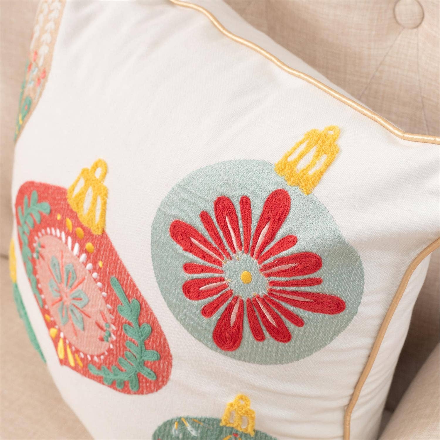 Audrey's Home & Gift – Almofada decorativa/de sofá por atacado – Almofada - Enfeites Alegres Bordados (Pk/02)1