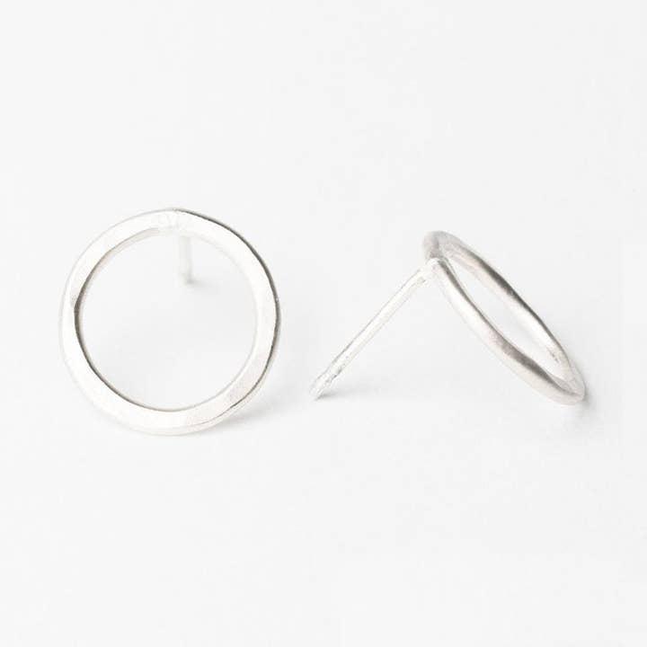 E109 - Brinco Poste Círculo Médio por atacado de Blueberry Jewelry