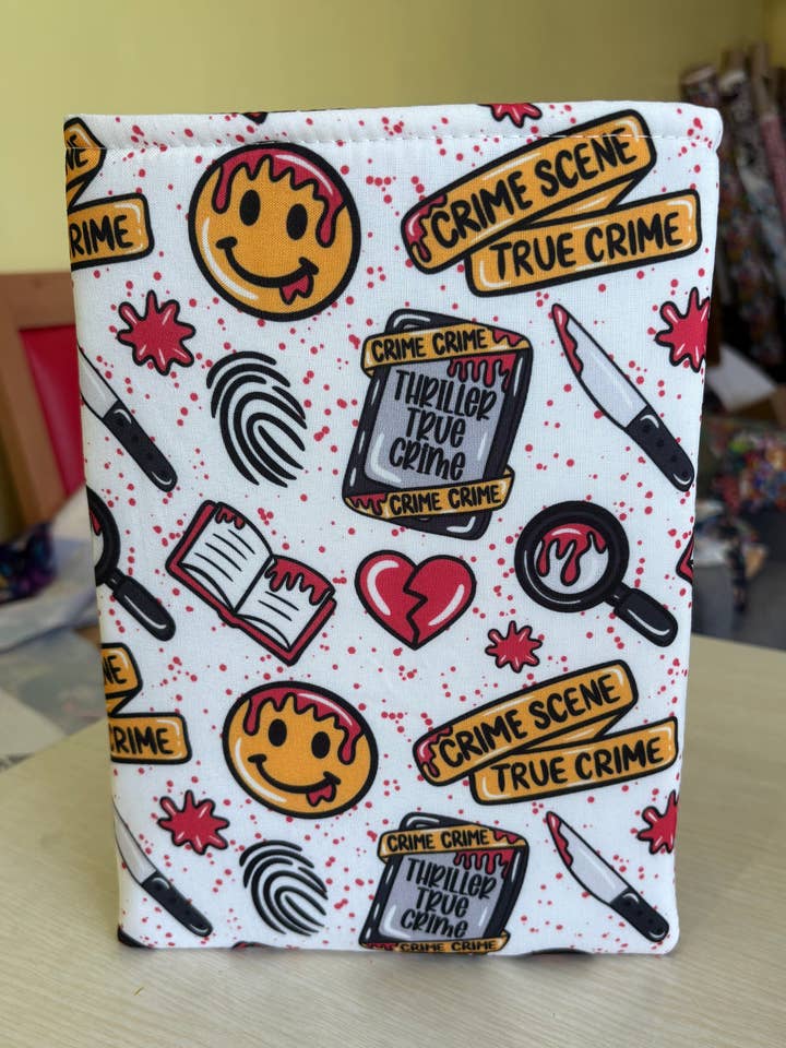 Älskare av true crime-thrillers stil bokbestie bokfodral vadderat och fodrat bokskydd bokomslag, tyg dammomslag för wholesale av Bookbestiesuk