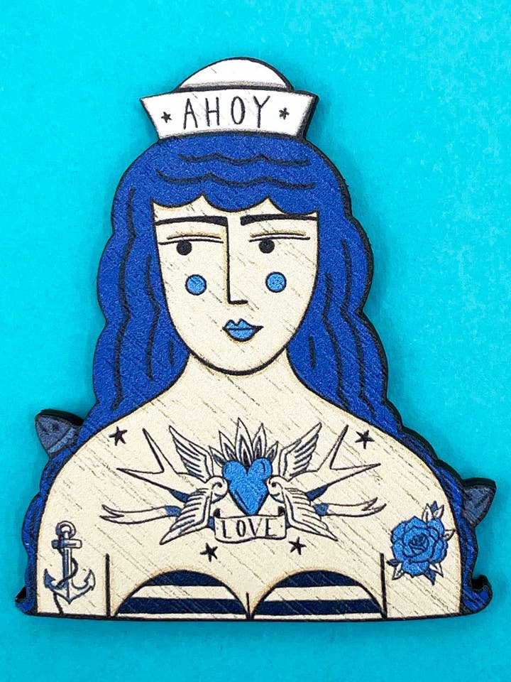 Broche Pin-up Marin Tatouée / Épingle en Bois Tatouage Nautique pour la vente par Su Owen
