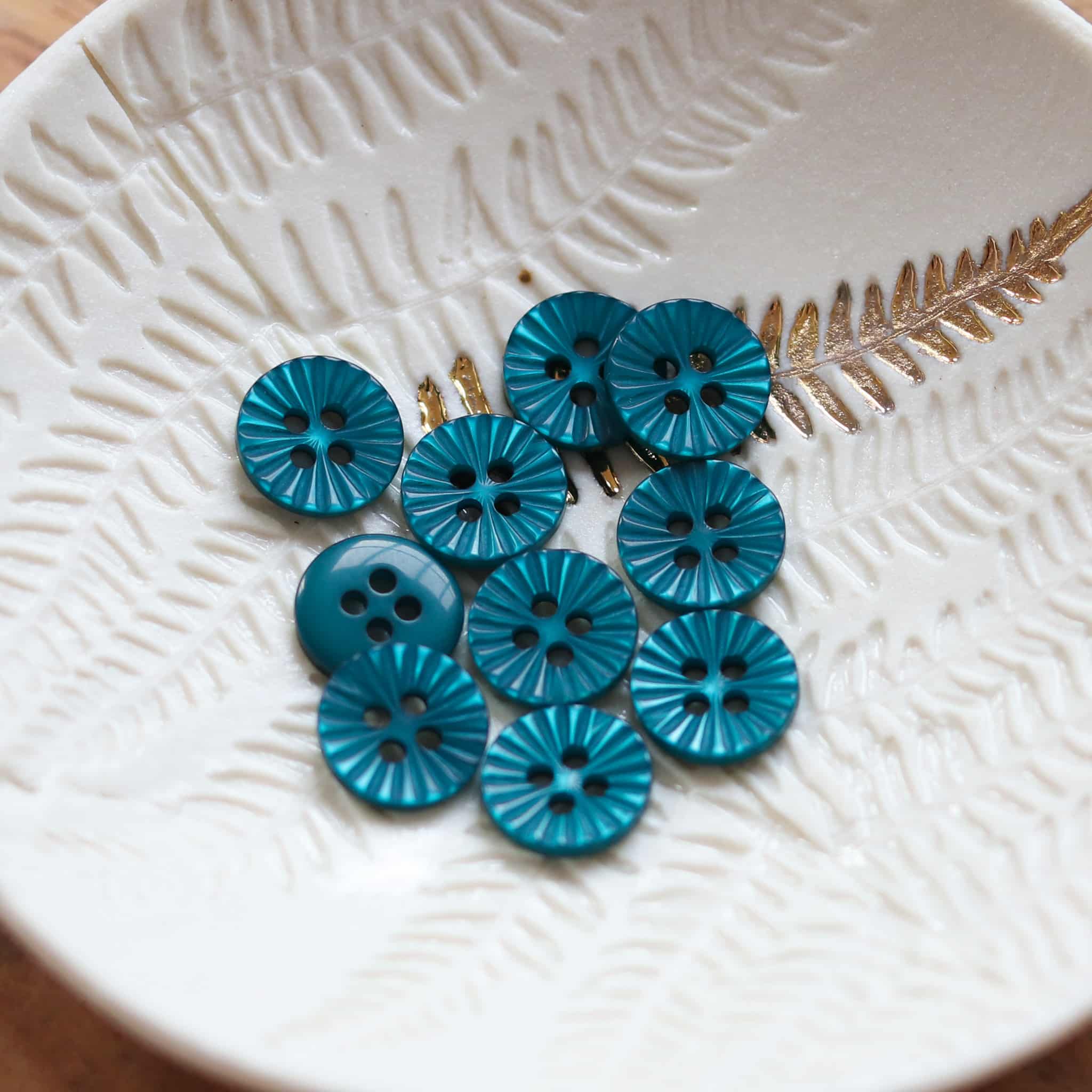Lise Tailor – Großhandel Knopf/Druckknopf zum Annähen – Daisy Knöpfe mit Blütenblattmuster, 12 mm8