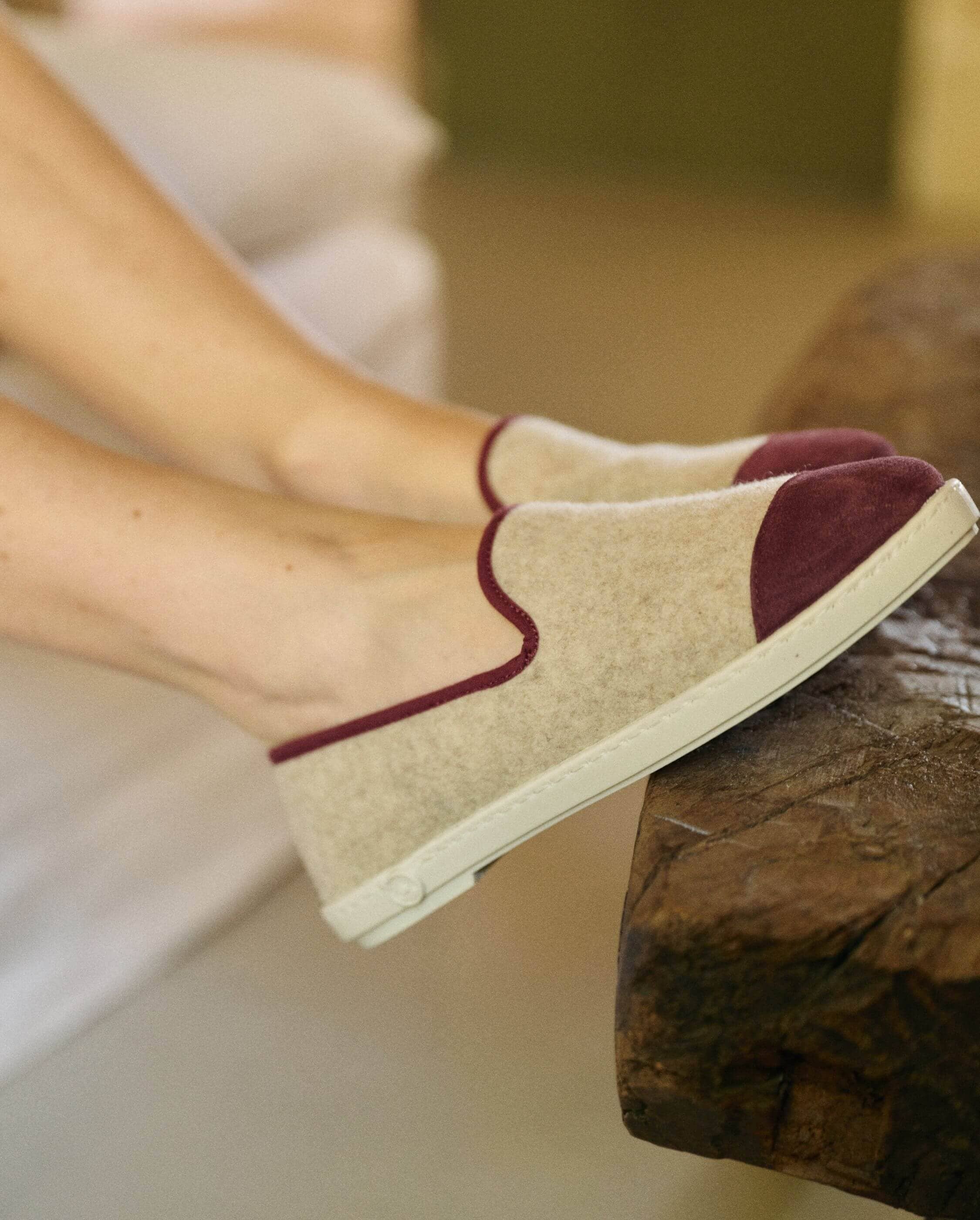 Angarde – Chinelos - Mulher por atacado – Pantufa feminina Bruson, lã bege bordô5