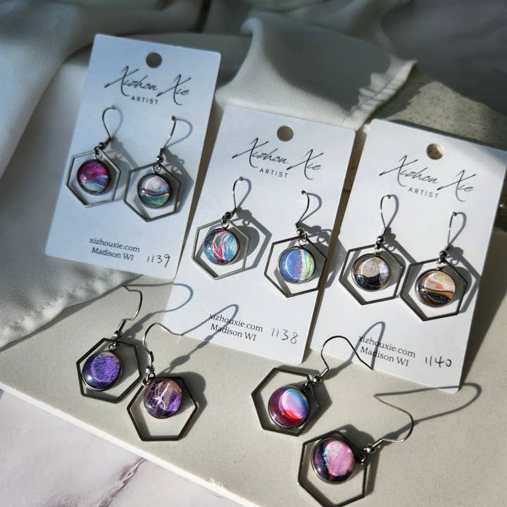 Boucles d'oreilles hexagonales pendantes pour la Saint-Valentin pour la vente par Art by Xizhou Xie