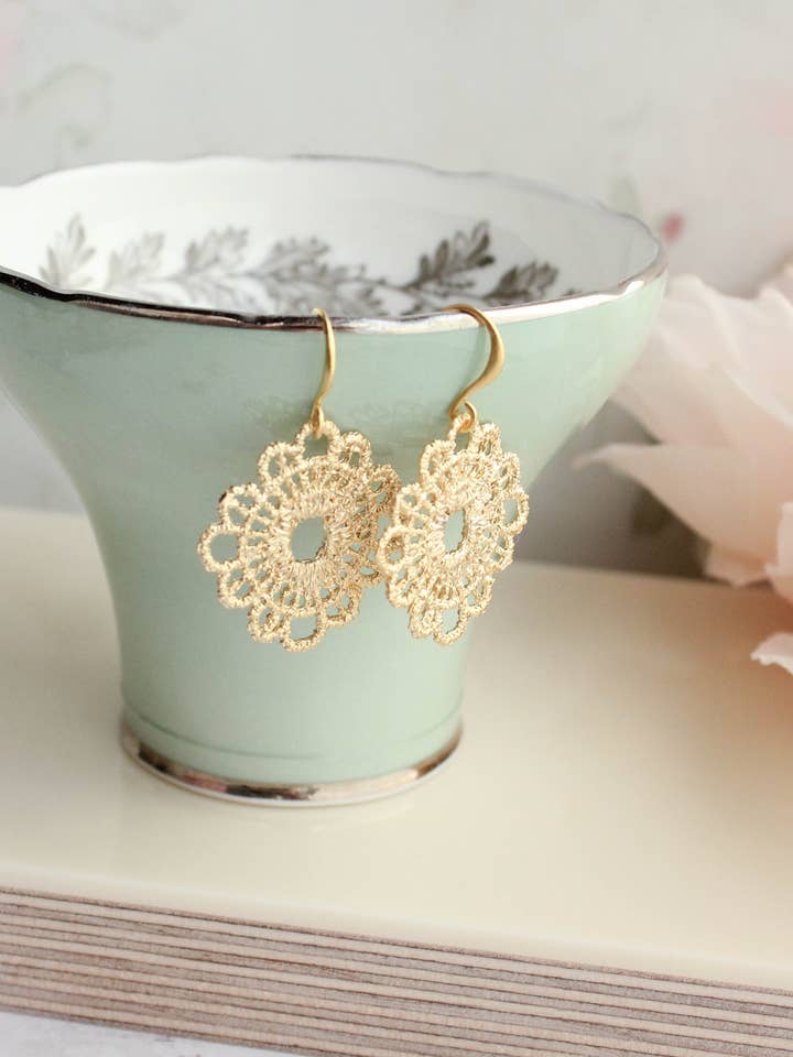 Boucles d'oreilles filigrane en dentelle dorée pour la vente par A Pocket of Posies
