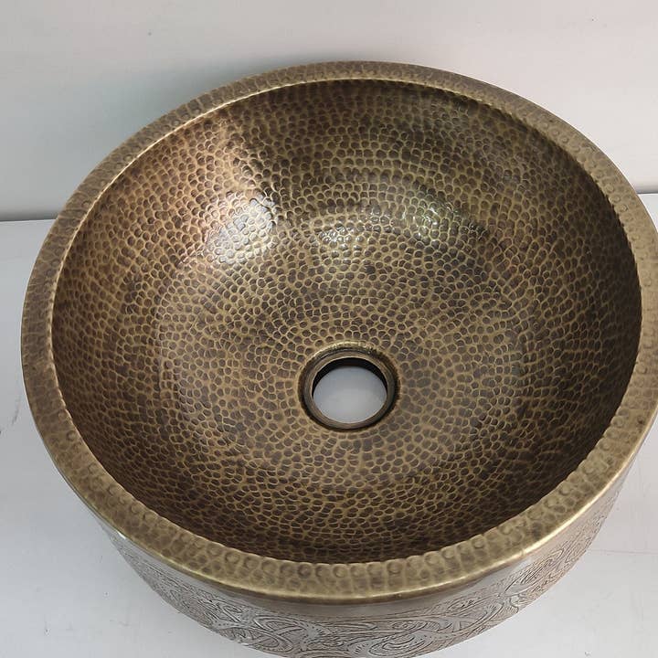 MARRAKECH METACRAFT LTD - Wholesale Badkameraccessoireset - Marokkaanse gehamerde en gegraveerde koperen ronde wasbak van 36 cm2
