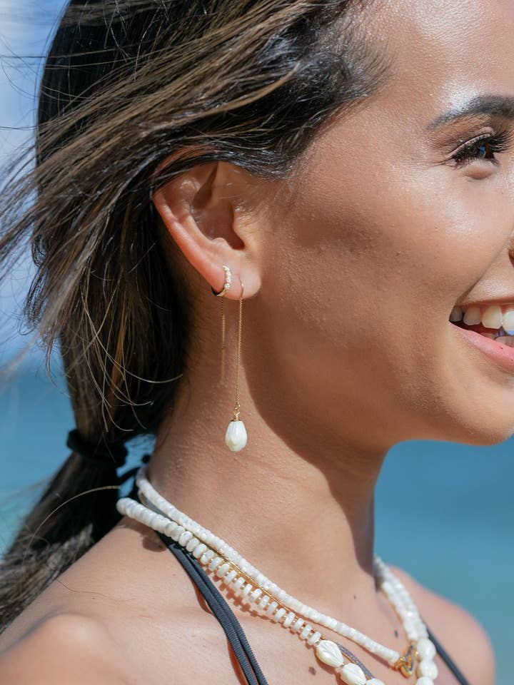 Pikake Bloem Parel Threader Oorbellen - Leimana voor wholesale door Ke Aloha Jewelry