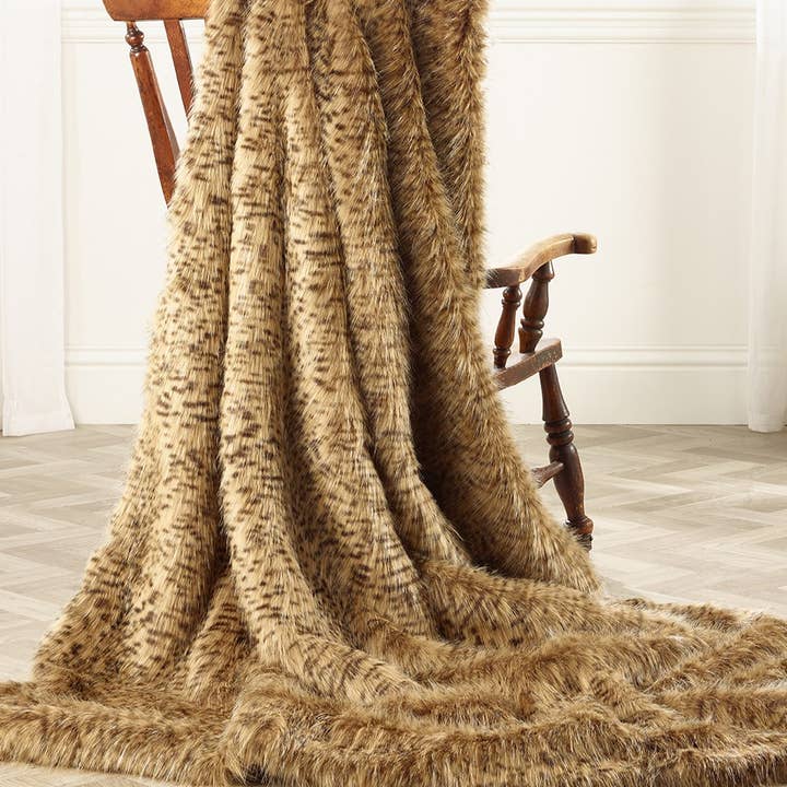 Gouden Civet Imitatiebont Kussen 45cm voor wholesale door Katrina Hampton