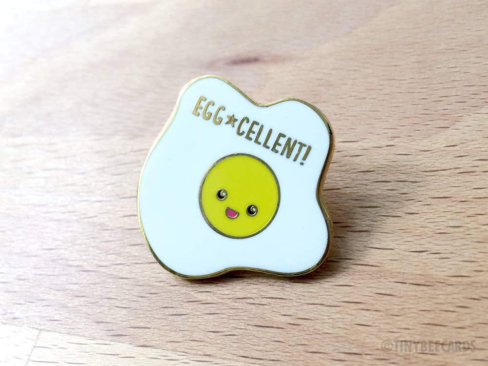 Tiny Bee Cards – Alfinete/botão de lapela por atacado – Pino de esmalte duro de ovo frito3