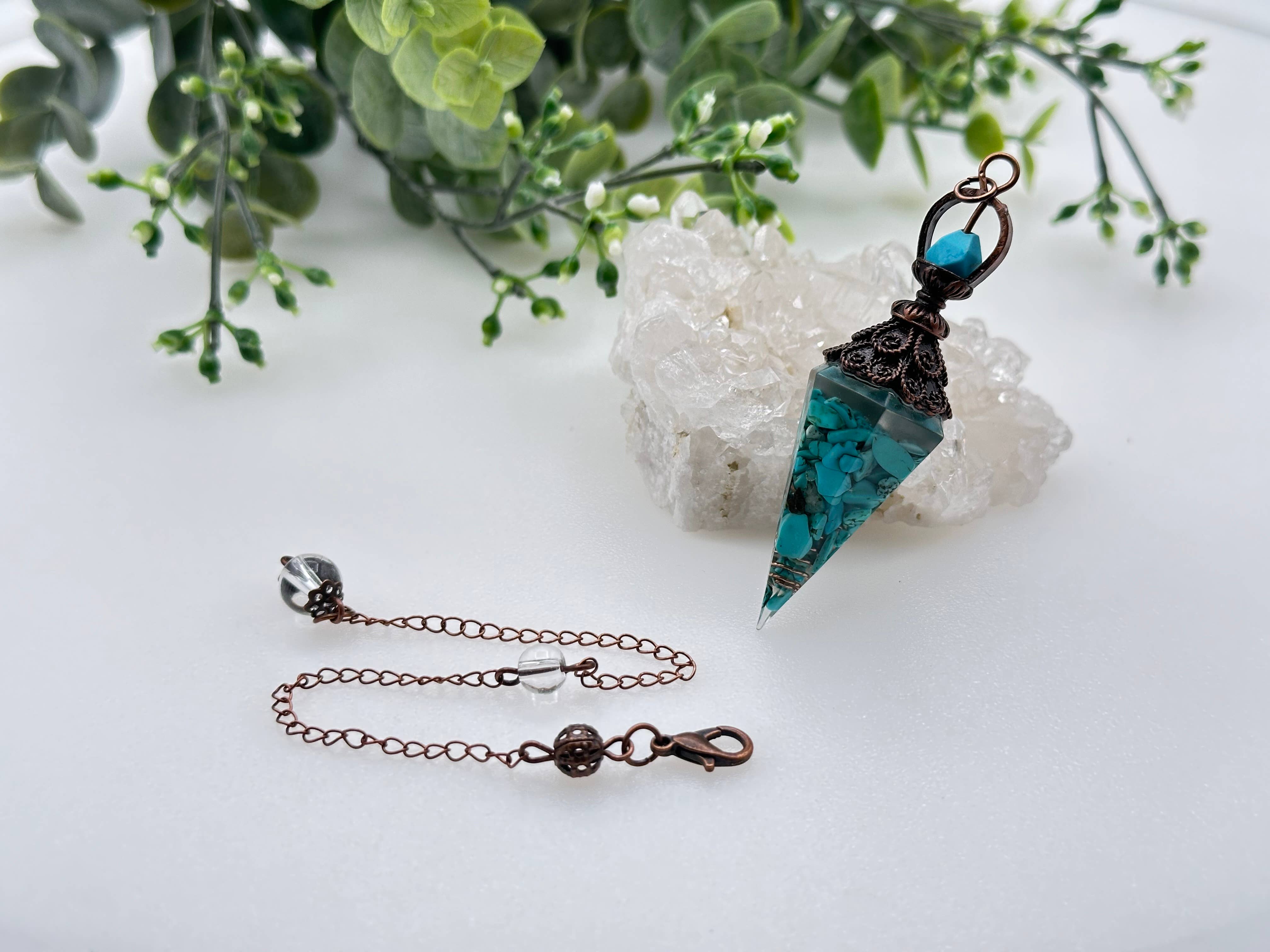 Meraki Gemstones - Venta al por mayor Tableros de péndulos - Péndulo de virutas de piedra preciosa turquesa (natural) con resina de cobre1