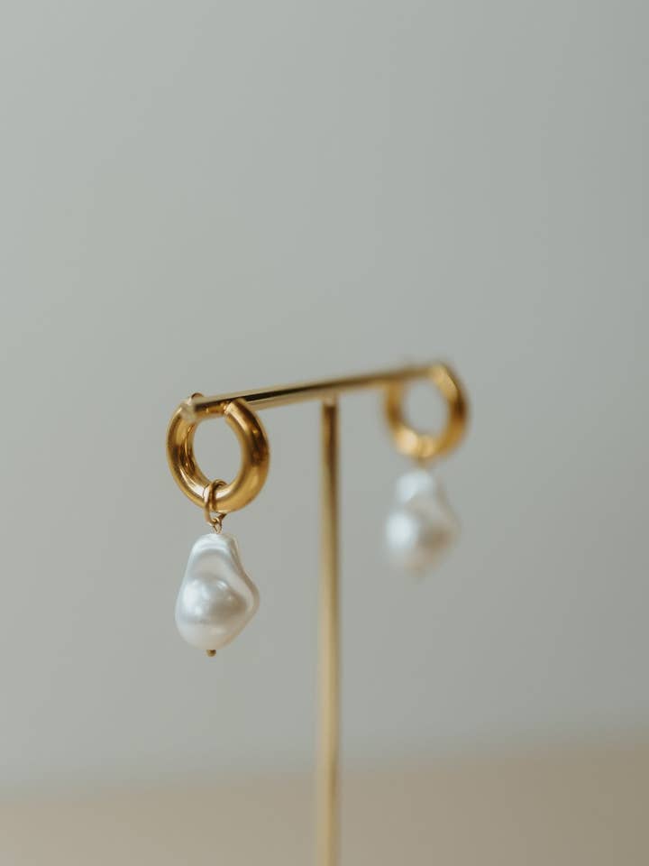 Chunky Gold Pearl Hoops for engroshandel hos MoonFire