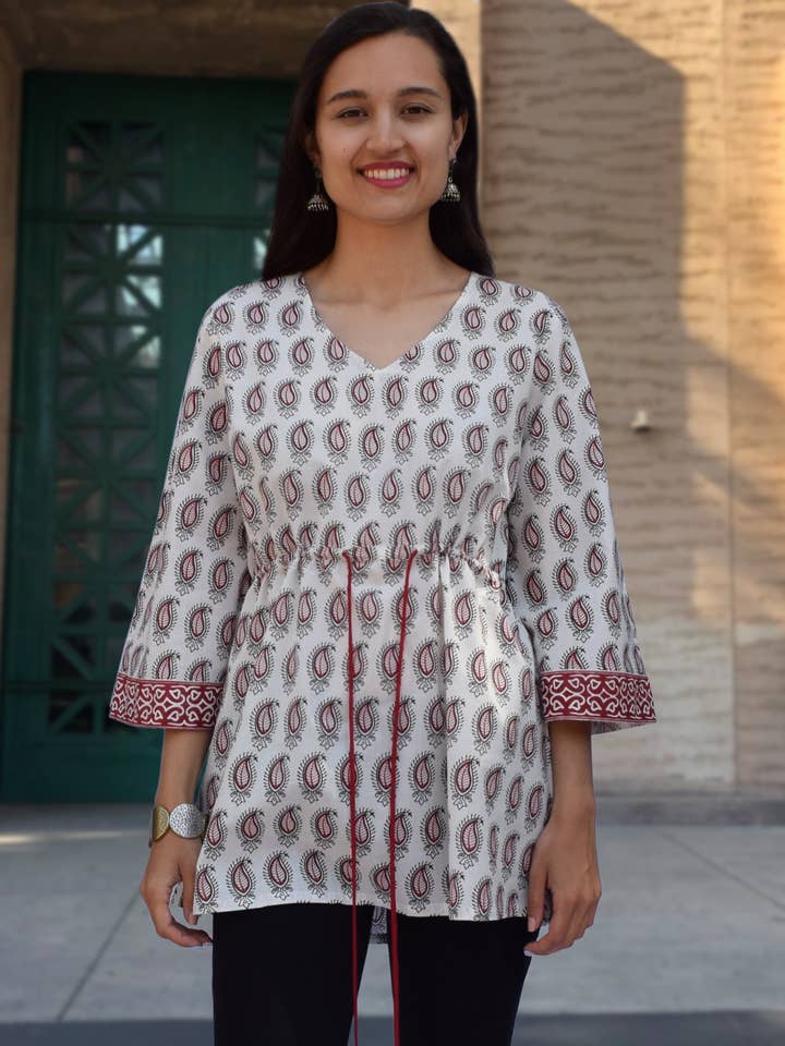 Top a tunica kimono con maniche a campana in puro cotone stampato AKSHA: taglie regolari e taglie forti: su ordinazione/personalizzabile per la vendita all'ingrosso da parte di Ayurvastram