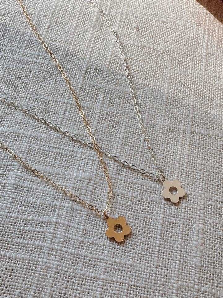 Collier Fleur Mini Pinson pour la vente par Stamped and Finch
