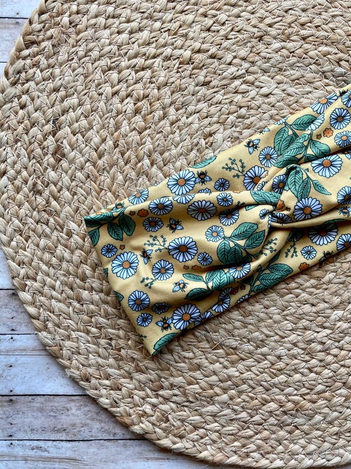 Bandeau torsadé en tricot Abeilles et Marguerites pour la vente par Designs by Rachel Joy