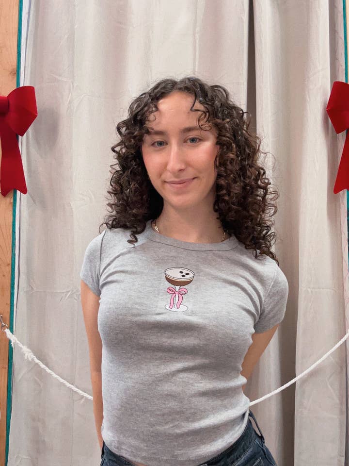 Maglietta Baby con ricamo fiocco espresso martini per la vendita all'ingrosso da parte di Happy Hour