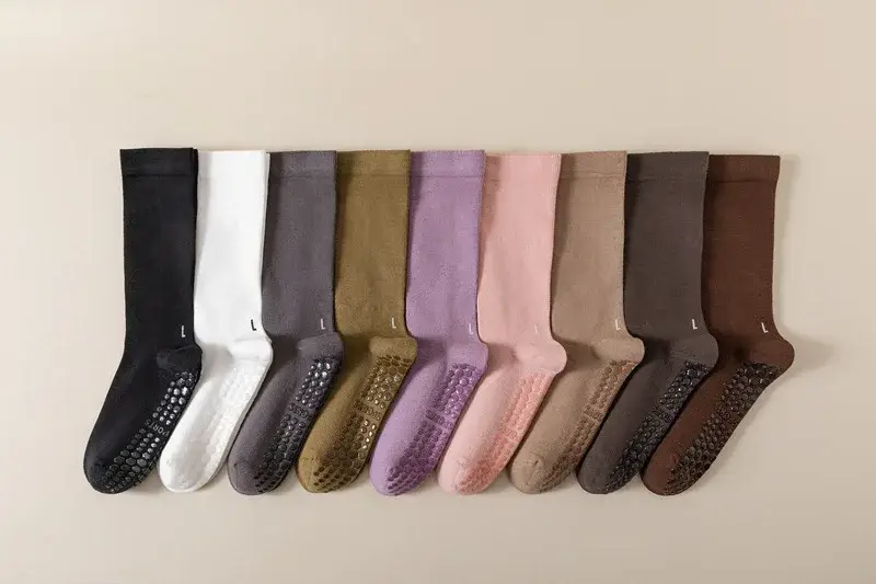 Mescola 9 colori Calze antiscivolo per yoga e pilates in vendita all'ingrosso su Faire7