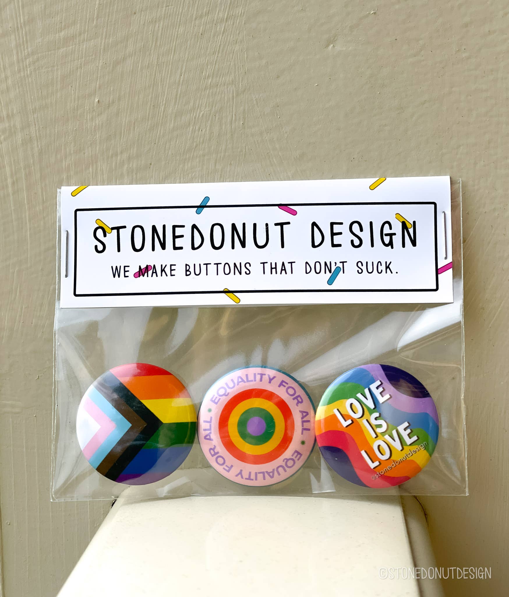 Stone Donut Design, LLC - Vente Épinglettes/boutons - Trio de boutons Pride3