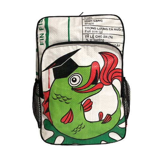 Upcycling – Zainetto per bambini realizzato con sacchi di mangime per pesci riciclati per la vendita all'ingrosso da parte di Upcycling by Bekos