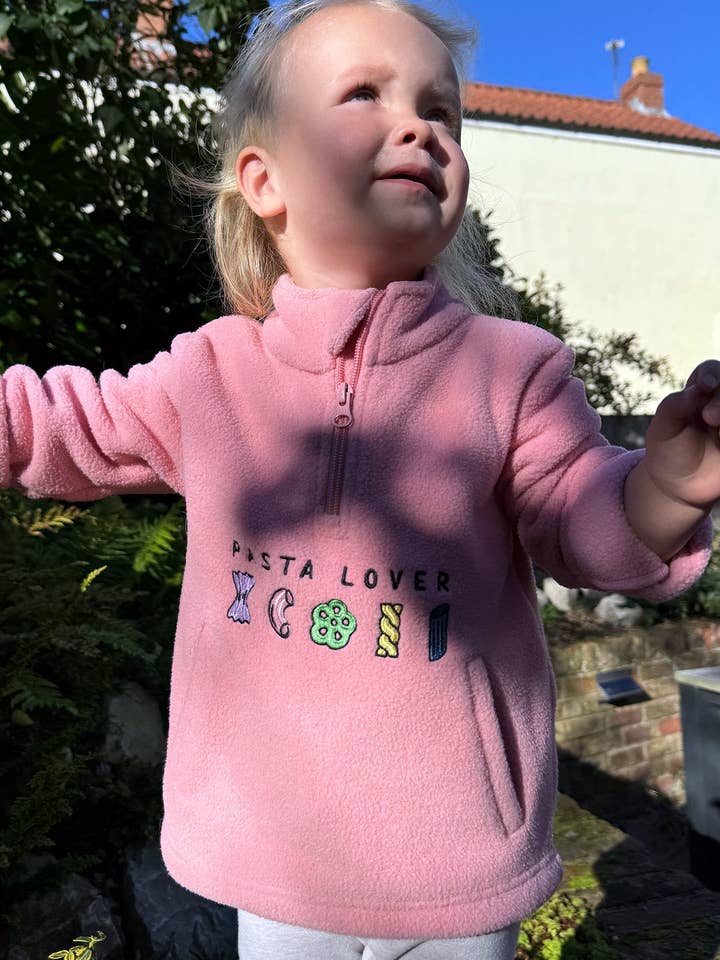 Roze Pasta Lover kinderfleece van gerecycled polyester met kwartrits voor groothandel op Faire