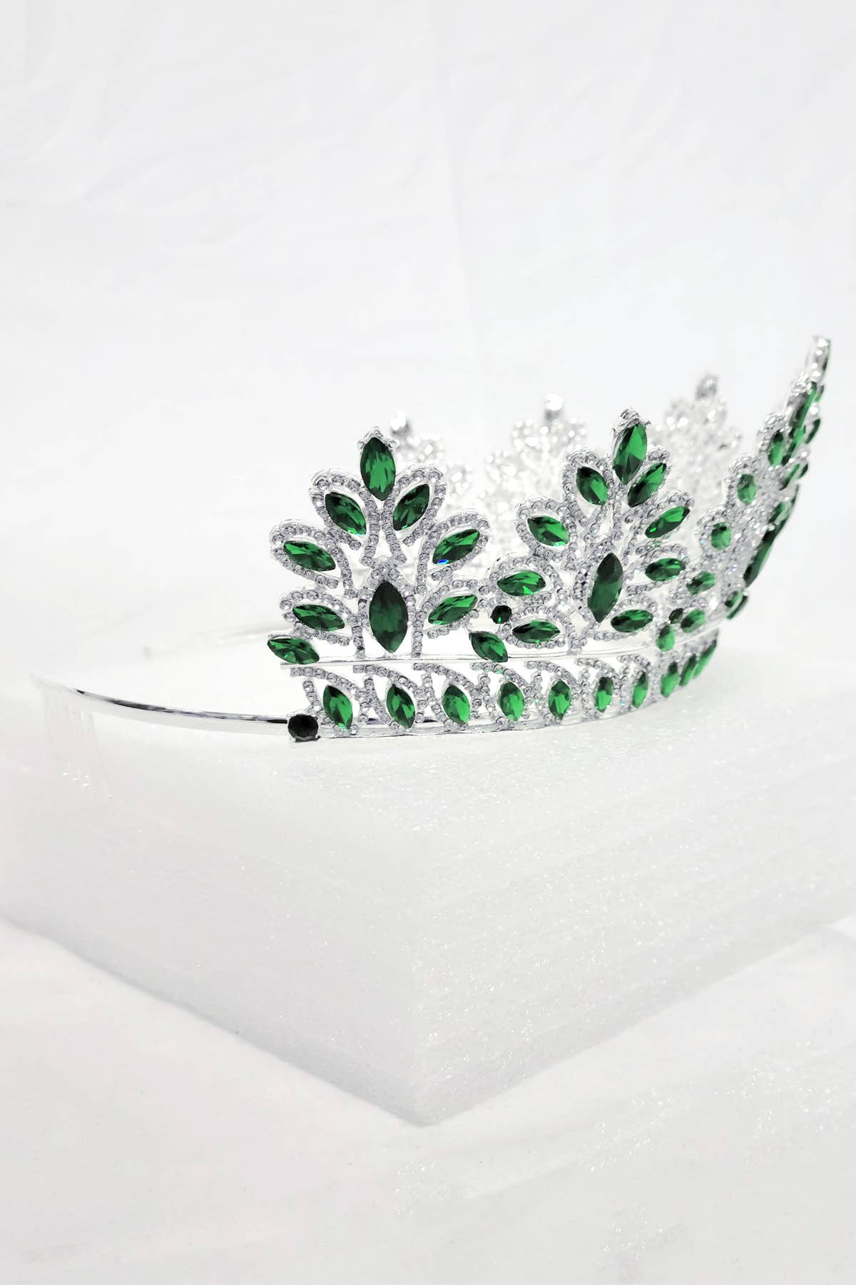 Chicas - Wholesale Tiara - Women's - One Size Fits All Metal Tiara With Rhinestones. HT93720