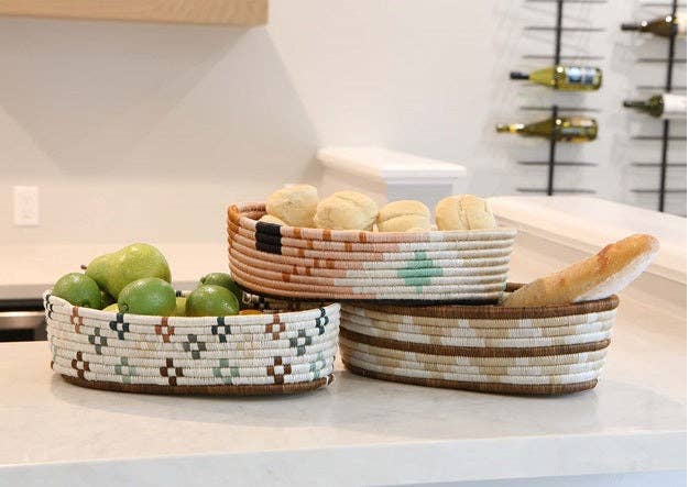 The African Home Goods - Vente Paniers - Corbeille à pain ovale tissée African Rwanda pour le rangement, l'organisation ou le service | Idéal pour le rangement de la télécommande ou des couches et des lingettes pour bébé ou pour servir du pain sur la table - 11" de long, 7" de large, 2,5" de haut - Noir et naturel rayé1