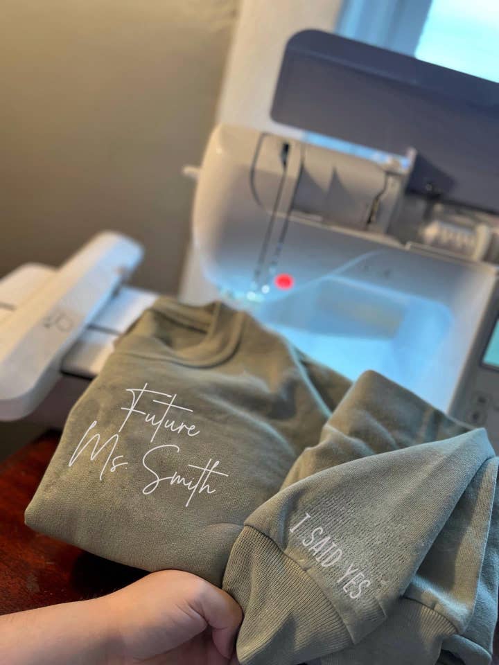 Future Mrs- Ho detto di sì (ricamo O vinile) per la vendita all'ingrosso da parte di Zkade