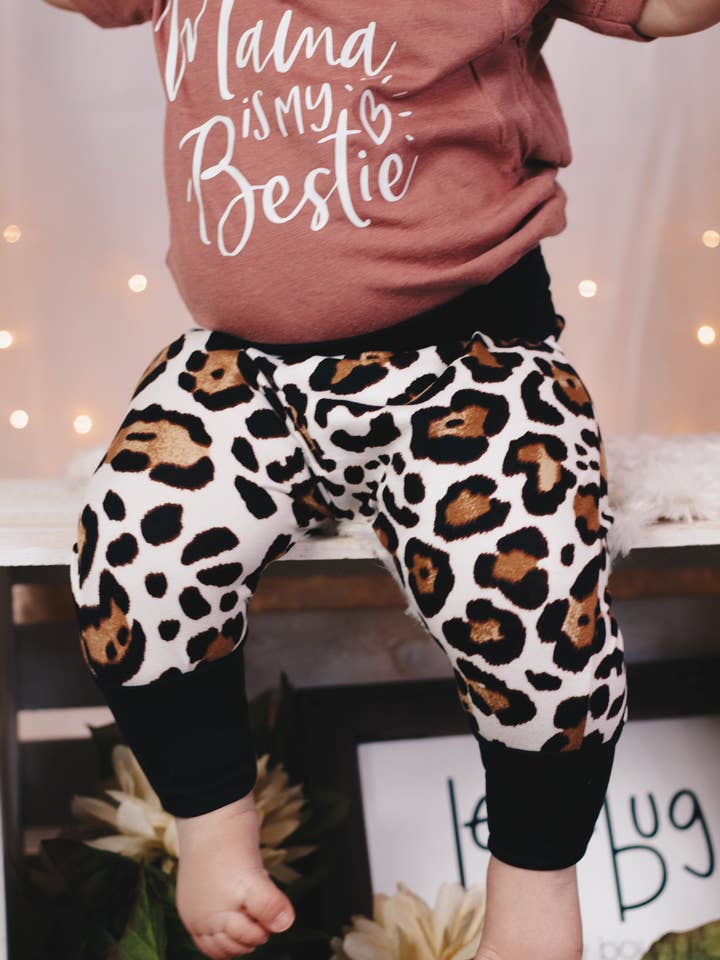 Pantalon bébé guépard Ivoire pour la vente par Jena Bug Baby