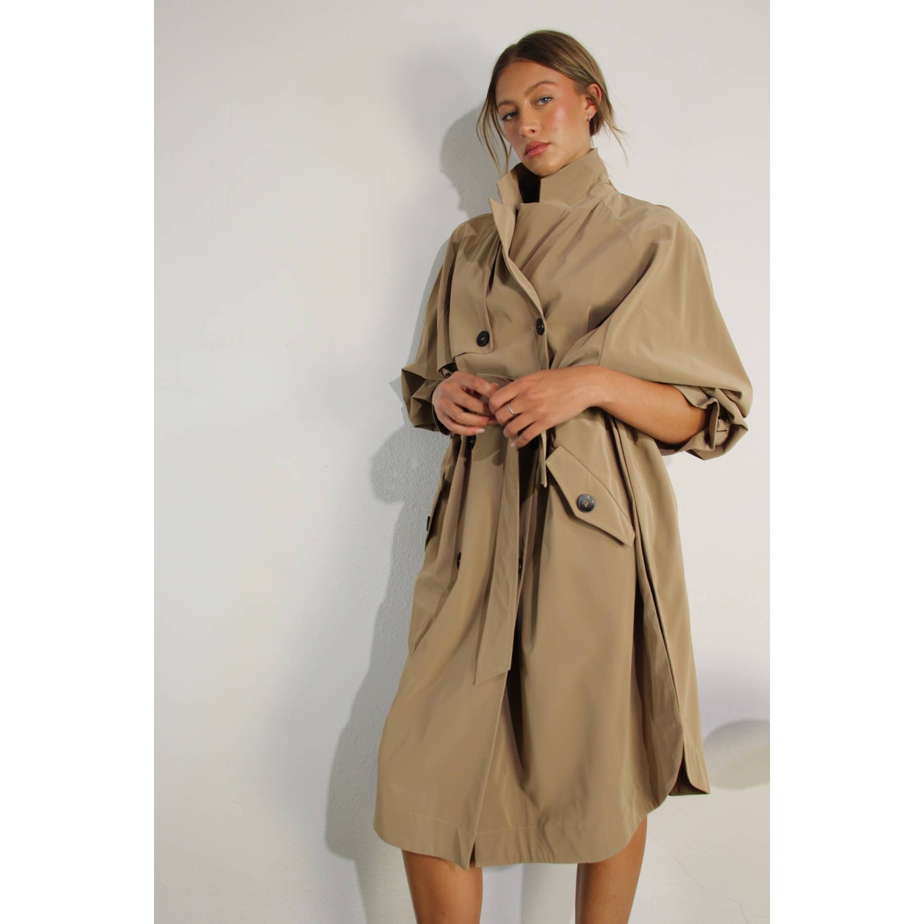KHAKI TRENCHCOAT I KONSTLÄDER DUK för wholesale på Faire8