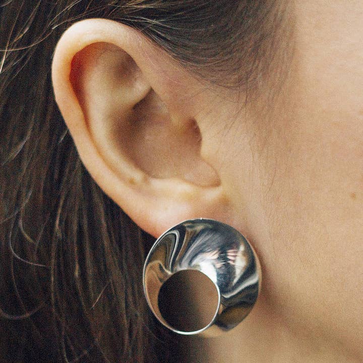 Orecchini a onda a cerchio aperto per la vendita all'ingrosso da parte di Otis Jaxon London
